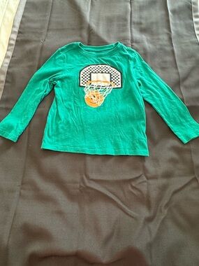 EUC - Old Navy boys Green Basketball Graphic Long-Sleeve Shirt 4T.